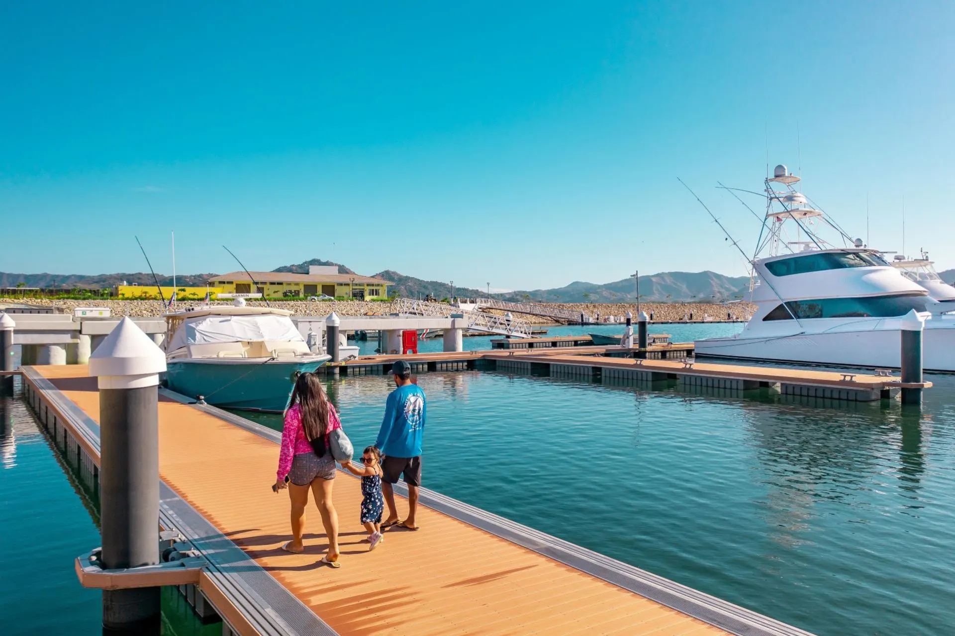 Family entering the port in marina flamingo